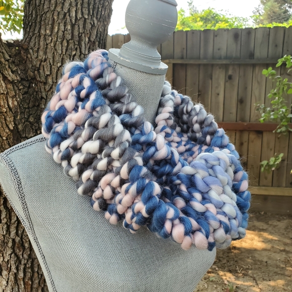 Handmade infinity scarf - Picture 2 of 6